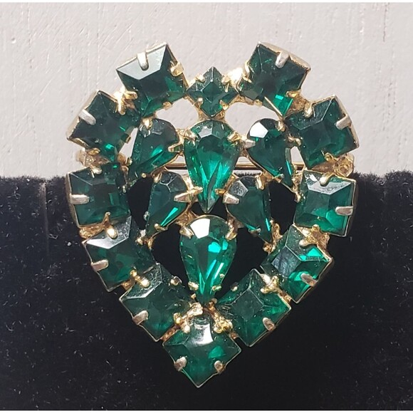 Vintage Emerald Green Rhinestone Heart Prong Set Gold Tone Brooch - Picture 5 of 16